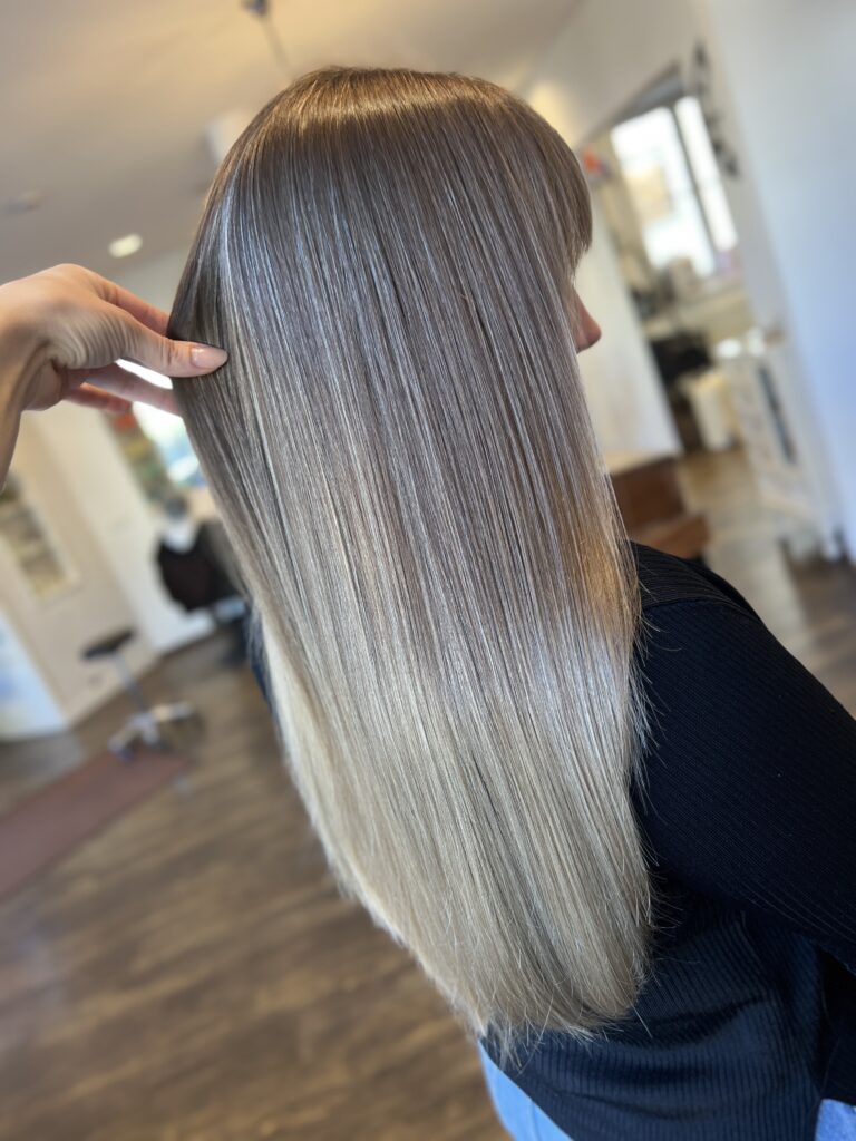 Balayage in Bad Tölz bei Friseur HaarScharf in Bayern - Eine Frau mit einer American Balayage glatte gestreckte Haare