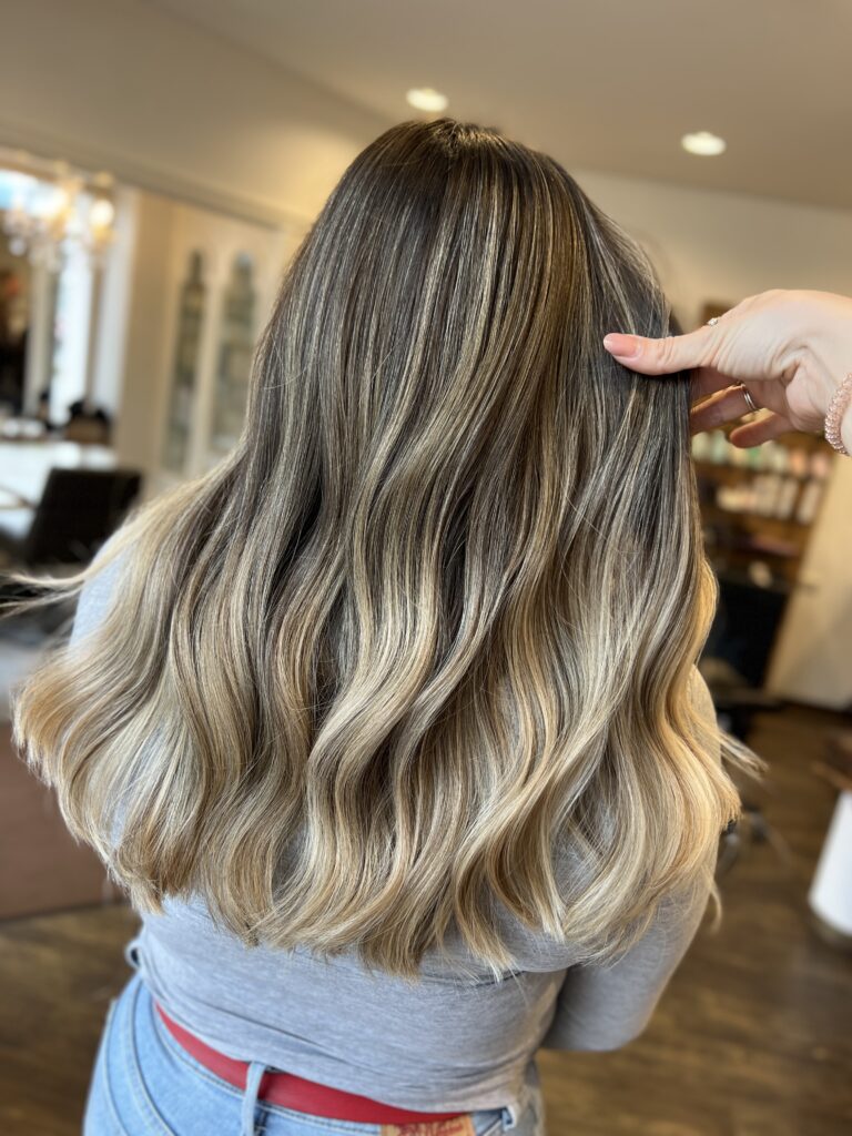 Balayage in Bad Tölz bei Friseur HaarScharf in Bayern - Eine Frau mit einer Neuanlage Balayage im Salon