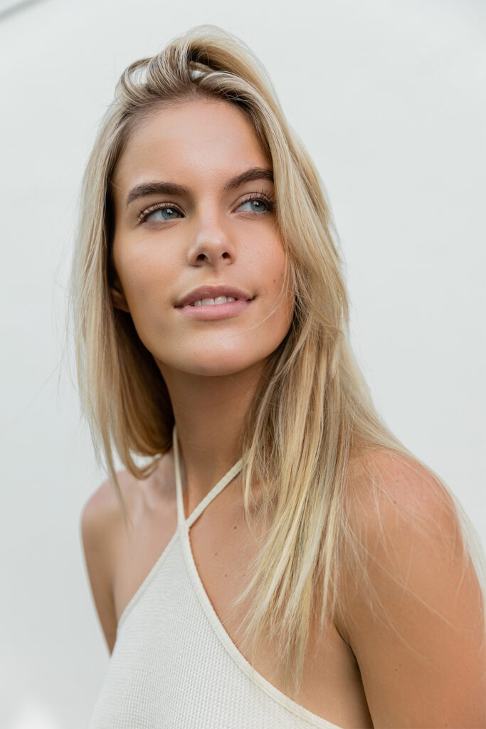 Blond und Strähnchen in Bad Tölz bei Friseur HaarScharf in Bayern - Portrait einer blonden Frau. Haarverlängerung und Haarverdichtung mit Extensions.