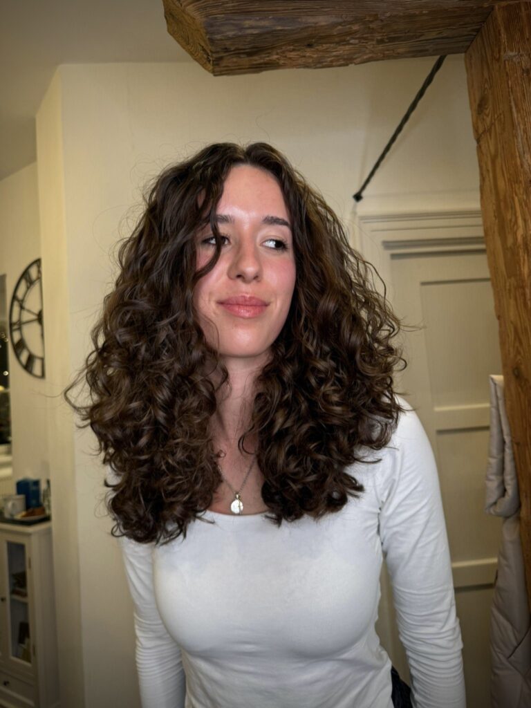 Dauerwelle und Lockenschnitt in Bad Tölz bei Friseur HaarScharf in Bayern - Eine Frau mit dunklen Locken