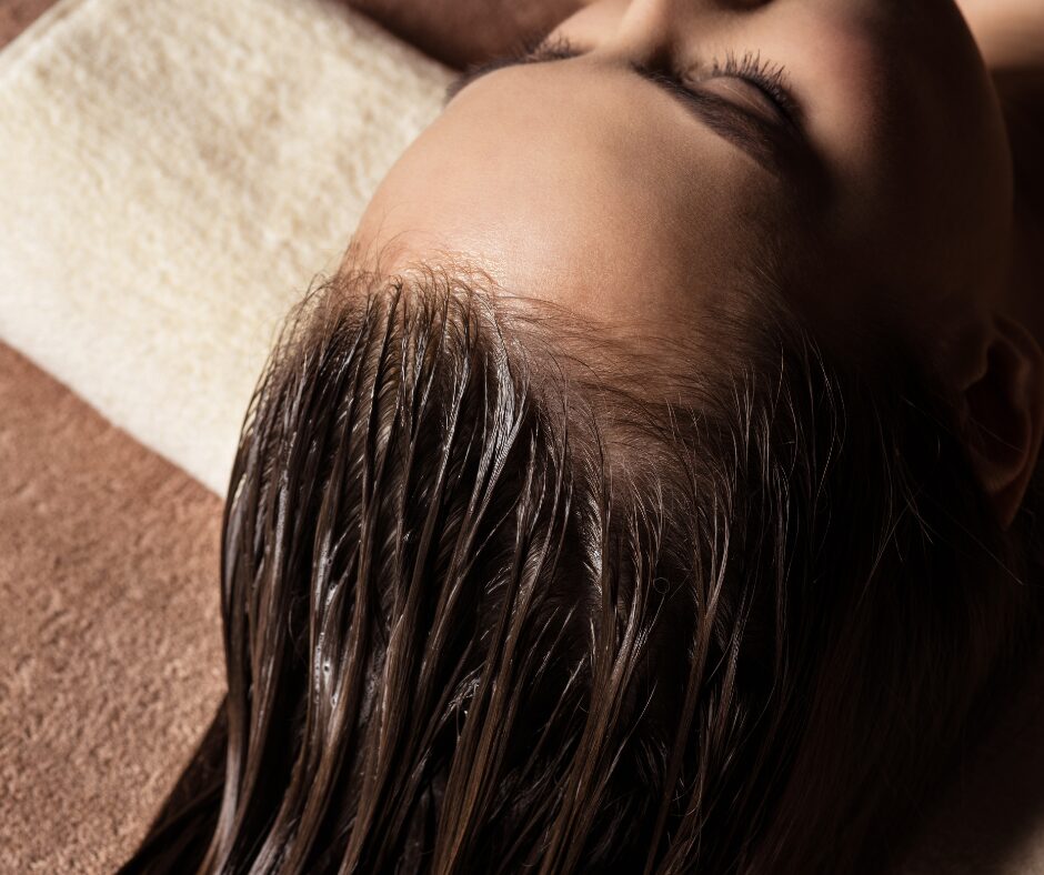 Haarpflege. Warum Haarkuren und Conditioner so wichtig sind. Frau pflegt ihre Haare.