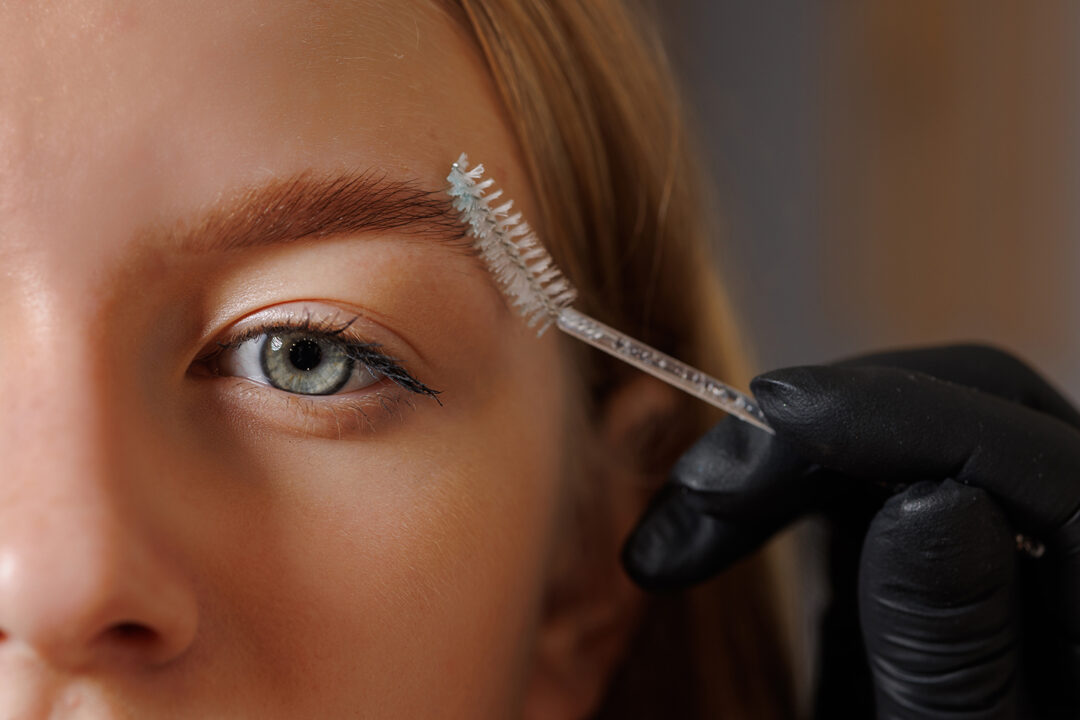 Augenbrauenstyling und Kosmetikbehandlung in Bad Tölz bei Friseur HaarScharf in Bayern - Einer Kundin werden die Augenbrauen und Wimpern gebürstet.
