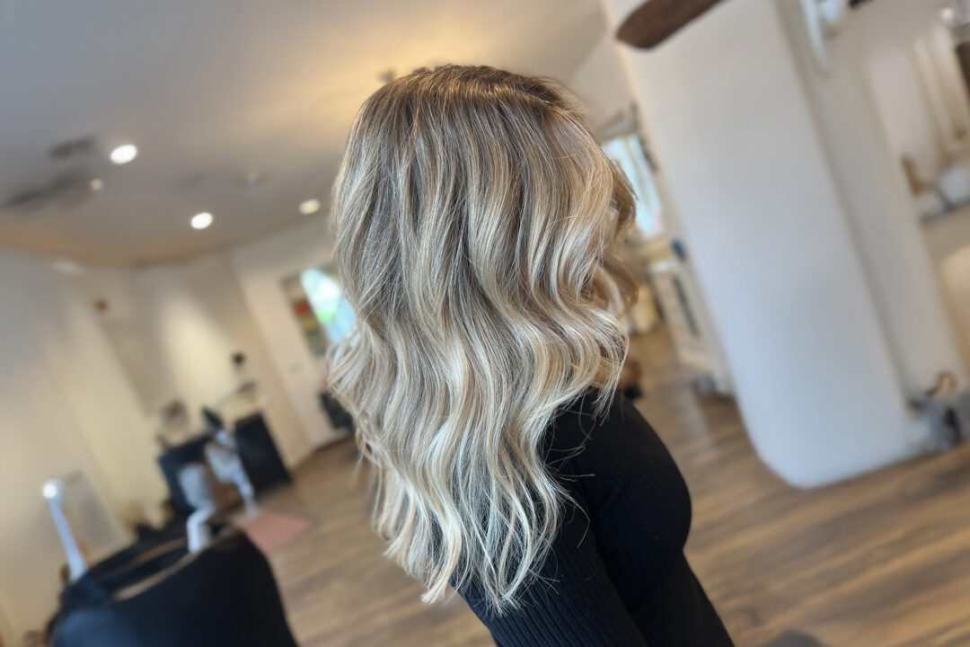 Balayage in Bad Tölz bei Friseur HaarScharf in Bayern - Eine Frau mit einer American Balayage im Salon